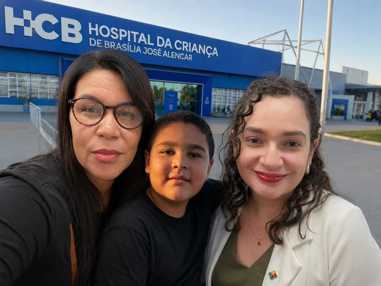 Criança em tratamento de terapia gênica para distrofia muscular de Duchenne em frente ao Hospital da Criança de Brasília